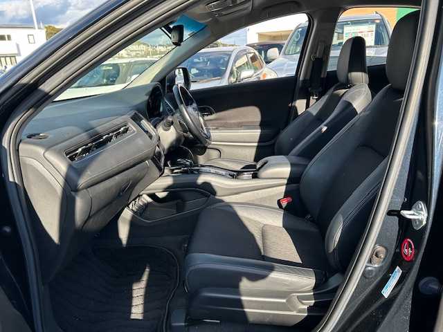 ホンダ ヴェゼル ハイブリッド Z ホンダセンシング 静岡県 2018(平30)年 8.9万km ミッドナイトブルービームM 純正8インチナビ[VXM-187VFEi]/（フルセグTV/ＣＤ/ＤＶＤ/Ｂｌｕｅｔｏｏｔｈ/AppleCarPlay）/ホンダセンシング/・衝突被害軽減ブレーキ/・車線逸脱警報機能/・アダプティブクルーズコントロール/バックカメラ/純正前後ドライブレコーダー/ビルトインＥＴＣ/ハーフレザーシート/シートヒーター/ステアリングスイッチ/LEDヘッドライト/純正アルミホイール/スマートキー×２/保証書/取扱説明書