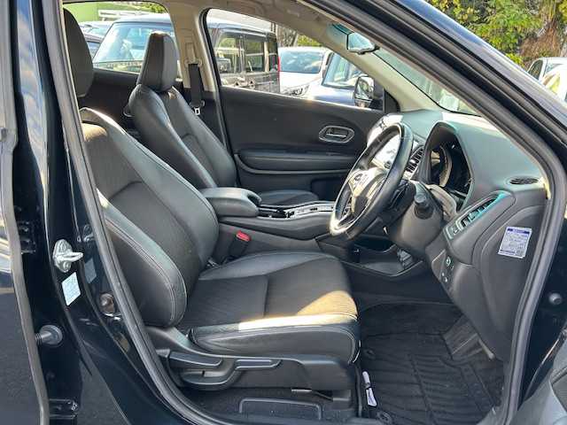 ホンダ ヴェゼル ハイブリッド Z ホンダセンシング 静岡県 2018(平30)年 8.9万km ミッドナイトブルービームM 純正8インチナビ[VXM-187VFEi]/（フルセグTV/ＣＤ/ＤＶＤ/Ｂｌｕｅｔｏｏｔｈ/AppleCarPlay）/ホンダセンシング/・衝突被害軽減ブレーキ/・車線逸脱警報機能/・アダプティブクルーズコントロール/バックカメラ/純正前後ドライブレコーダー/ビルトインＥＴＣ/ハーフレザーシート/シートヒーター/ステアリングスイッチ/LEDヘッドライト/純正アルミホイール/スマートキー×２/保証書/取扱説明書