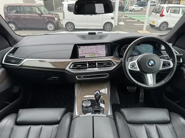 ＢＭＷ Ｘ５ M50i 三重県 2020(令2)年 2.2万km 白 パーキングアシストプラス/ドライビングアシストプロフェッショナル/アイドリングストップ/ライブコックピット/・12.3インチワイドコントロールディスプレイ/・12.3インチマルチディスプレイメーター/・HDDナビゲーション/・地デジTV/・Bluetooth/・HiFiサラウンドスピーカーシステム(10スピーカー)/黒レザーシート/・シートヒーター /・パワーシート/ヘッドアップディスプレイ/ユピテル前後ドライブレコーダー/置くだけ充電/純正21インチアルミホイール/アダプティブLEDヘッドランプ/LEDフォグライト/プッシュエンジンスタート/スマートキー×2/新車時保証書/取扱説明書