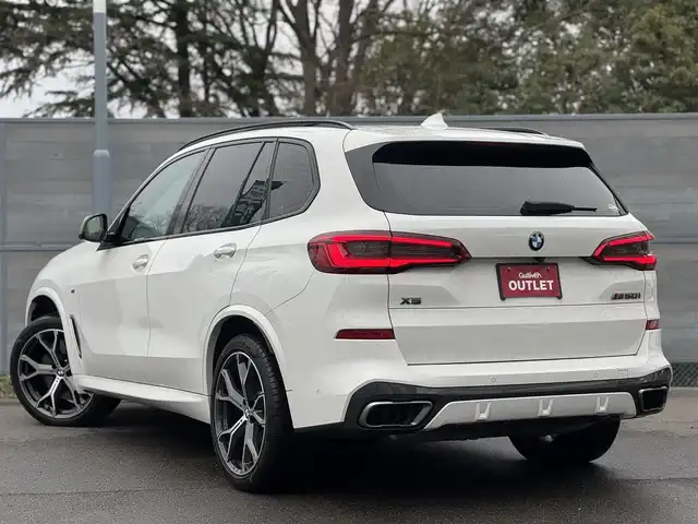 ＢＭＷ Ｘ５ M50i 三重県 2020(令2)年 2.2万km 白 パーキングアシストプラス/ドライビングアシストプロフェッショナル/アイドリングストップ/ライブコックピット/・12.3インチワイドコントロールディスプレイ/・12.3インチマルチディスプレイメーター/・HDDナビゲーション/・地デジTV/・Bluetooth/・HiFiサラウンドスピーカーシステム(10スピーカー)/黒レザーシート/・シートヒーター /・パワーシート/ヘッドアップディスプレイ/ユピテル前後ドライブレコーダー/置くだけ充電/純正21インチアルミホイール/アダプティブLEDヘッドランプ/LEDフォグライト/プッシュエンジンスタート/スマートキー×2/新車時保証書/取扱説明書