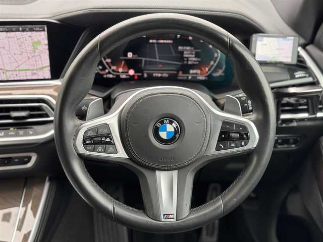 ＢＭＷ Ｘ５ M50i 三重県 2020(令2)年 2.2万km 白 パーキングアシストプラス/ドライビングアシストプロフェッショナル/アイドリングストップ/ライブコックピット/・12.3インチワイドコントロールディスプレイ/・12.3インチマルチディスプレイメーター/・HDDナビゲーション/・地デジTV/・Bluetooth/・HiFiサラウンドスピーカーシステム(10スピーカー)/黒レザーシート/・シートヒーター /・パワーシート/ヘッドアップディスプレイ/ユピテル前後ドライブレコーダー/置くだけ充電/純正21インチアルミホイール/アダプティブLEDヘッドランプ/LEDフォグライト/プッシュエンジンスタート/スマートキー×2/新車時保証書/取扱説明書