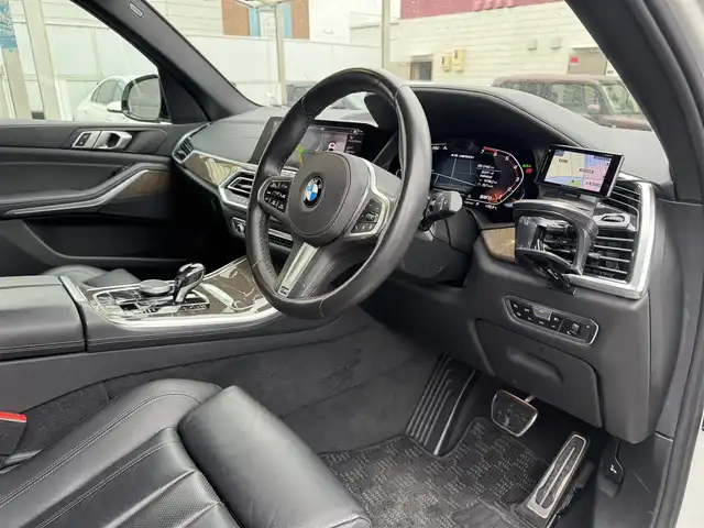 ＢＭＷ Ｘ５ M50i 三重県 2020(令2)年 2.2万km 白 パーキングアシストプラス/ドライビングアシストプロフェッショナル/アイドリングストップ/ライブコックピット/・12.3インチワイドコントロールディスプレイ/・12.3インチマルチディスプレイメーター/・HDDナビゲーション/・地デジTV/・Bluetooth/・HiFiサラウンドスピーカーシステム(10スピーカー)/黒レザーシート/・シートヒーター /・パワーシート/ヘッドアップディスプレイ/ユピテル前後ドライブレコーダー/置くだけ充電/純正21インチアルミホイール/アダプティブLEDヘッドランプ/LEDフォグライト/プッシュエンジンスタート/スマートキー×2/新車時保証書/取扱説明書