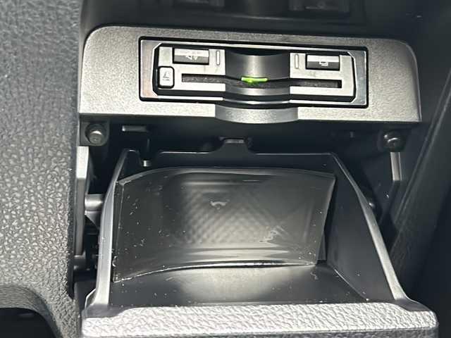 トヨタ エスクァイア ハイブリッド Gi プレミアムパッケージ 岡山県 2019(令1)年 7.6万km ホワイトパールクリスタルシャイン 登録時走行距離75234km/ALPINE１１インチナビ/フルセグTV(AM/FM/CD/DVD/Bluetooth)/バックカメラ/両側パワースライドドア/ドライブレコーダー/レーダー探知機/ビルトインETC/トヨタセーフティセンス/・クルーズコントロール/・オートマチックハイビーム/・プリクラッシュセーフティ/・レーンディバーチャーアラート/D/N席シートヒーター/ステアリングヒーター/１５インチ純正AW/フロアマット