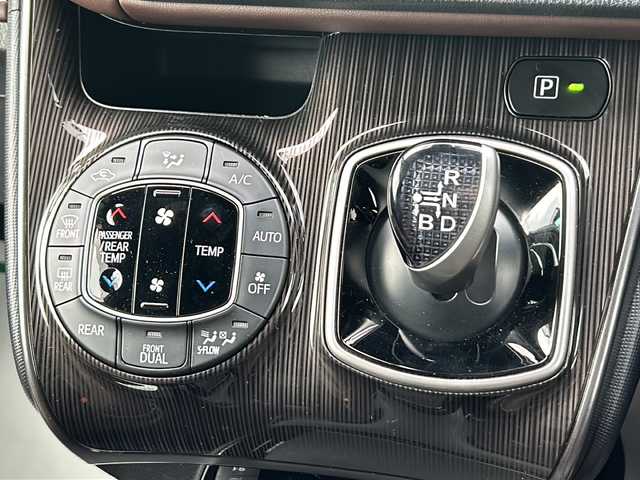 トヨタ エスクァイア ハイブリッド Gi プレミアムパッケージ 岡山県 2019(令1)年 7.6万km ホワイトパールクリスタルシャイン 登録時走行距離75234km/ALPINE１１インチナビ/フルセグTV(AM/FM/CD/DVD/Bluetooth)/バックカメラ/両側パワースライドドア/ドライブレコーダー/レーダー探知機/ビルトインETC/トヨタセーフティセンス/・クルーズコントロール/・オートマチックハイビーム/・プリクラッシュセーフティ/・レーンディバーチャーアラート/D/N席シートヒーター/ステアリングヒーター/１５インチ純正AW/フロアマット