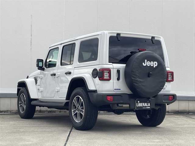 クライスラー・ジープ ジープ ラングラー 東京都 2024(令6)年 0.8万km 白 ワンオーナー/ブラックレザー(JEEP刺繍入り)/純正18インチアルミホイール/サイドステップ/背面タイヤ/E-8AT/セレクトラックフルタイム4WD/シルバー加飾付LEDフロントフォグランプ/プラチナシルバー枠付フロントグリル/サイドステップ/ボディ同色オーバーフェンダー/255/70R18タイヤ/18インチ5本マルチスポークアルミホイール/照明付バニティミラー(D席/N席)/革巻きシフトノブ/パワーシート/アームレスト