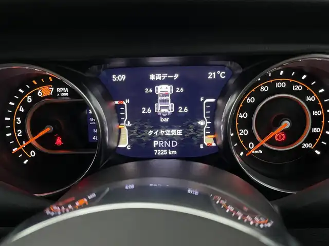 クライスラー・ジープ ジープ ラングラー 東京都 2024(令6)年 0.8万km 白 ワンオーナー/ブラックレザー(JEEP刺繍入り)/純正18インチアルミホイール/サイドステップ/背面タイヤ/E-8AT/セレクトラックフルタイム4WD/シルバー加飾付LEDフロントフォグランプ/プラチナシルバー枠付フロントグリル/サイドステップ/ボディ同色オーバーフェンダー/255/70R18タイヤ/18インチ5本マルチスポークアルミホイール/照明付バニティミラー(D席/N席)/革巻きシフトノブ/パワーシート/アームレスト