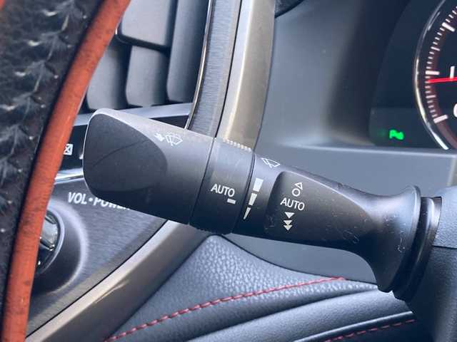 トヨタ クラウン アスリート S-T 愛媛県 2015(平27)年 8.9万km ホワイトパールクリスタルシャイン メーカーオプションナビ /・CD/DVD/Blu-ray/フルセグTV /・Bluetooth/MSV/USB/AUX /全方位モニター/・フロントカメラ/・バックカメラ /前方ドライブレコーダー /ビルトインETC /革シート /・D/N席パワーシート /・D/N席シートヒーター /・D/N席エアーシート/クルーズコントロール/パドルシフト/コーナーセンサー/純正アルミホイール/アイドリングストップ/クラウンロゴカーテシーランプ/LEDオートライト/・フォグランプ/プッシュスタート/電動格納ミラー/・ウィンカーミラー /取扱説明書/保証書
