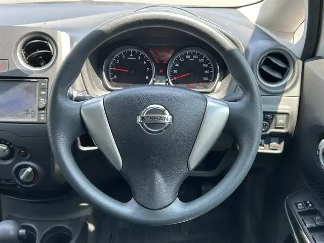 日産 ノート X 静岡県 2016(平28)年 1.6万km ブリリアントホワイトパール 純正ナビ/(AM/FM/CD/BT/iPod/AUX)/フルセグTV/エマージェンシーブレーキ/プッシュスタート/スマートキー/スペアキー×1/純正フロアマット/保証書/取扱説明書