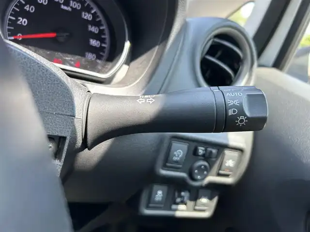 日産 ノート X 静岡県 2016(平28)年 1.6万km ブリリアントホワイトパール 純正ナビ/(AM/FM/CD/BT/iPod/AUX)/フルセグTV/エマージェンシーブレーキ/プッシュスタート/スマートキー/スペアキー×1/純正フロアマット/保証書/取扱説明書