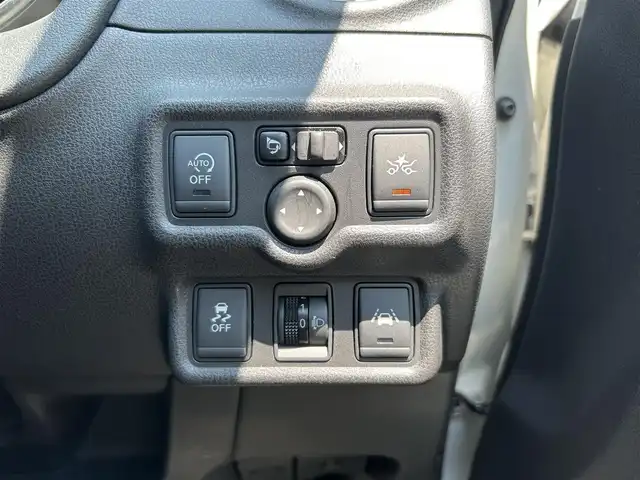 日産 ノート X 静岡県 2016(平28)年 1.6万km ブリリアントホワイトパール 純正ナビ/(AM/FM/CD/BT/iPod/AUX)/フルセグTV/エマージェンシーブレーキ/プッシュスタート/スマートキー/スペアキー×1/純正フロアマット/保証書/取扱説明書