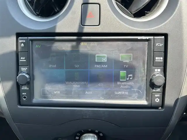日産 ノート X 静岡県 2016(平28)年 1.6万km ブリリアントホワイトパール 純正ナビ/(AM/FM/CD/BT/iPod/AUX)/フルセグTV/エマージェンシーブレーキ/プッシュスタート/スマートキー/スペアキー×1/純正フロアマット/保証書/取扱説明書
