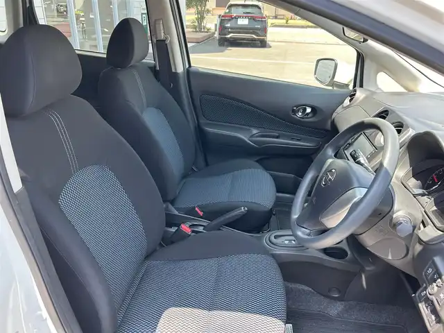 日産 ノート X 静岡県 2016(平28)年 1.6万km ブリリアントホワイトパール 純正ナビ/(AM/FM/CD/BT/iPod/AUX)/フルセグTV/エマージェンシーブレーキ/プッシュスタート/スマートキー/スペアキー×1/純正フロアマット/保証書/取扱説明書