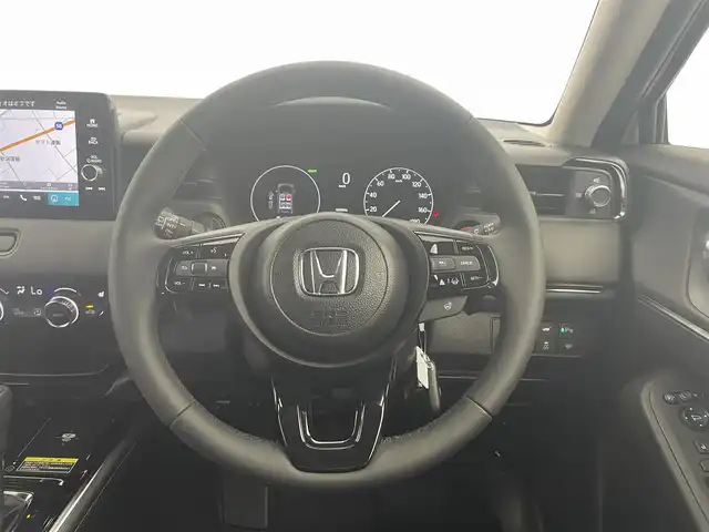 ホンダ ヴェゼル ハイブリッド e:HEV Z 富山県 2025(令7)年 0.1千km プラチナホワイトパール 純正9型ナビ（AM/FM/BT/USB/フルセグ）/バックカメラ/ETC/ハーフレザーシート/シートヒーター/ハンドルヒーター/ブラインドスポットモニター/オートホールド付電子パーキング/衝突被害軽減システム/レーダークルーズコントロール/レーンキープアシスト/コーナーセンサー/横滑り防止装置/アイドリングストップ/純正アルミホイール/オートLEDライト/フォグライト/置くだけ充電/革巻きステアリング/ステアリングスイッチ/スマートキー/スペアキー