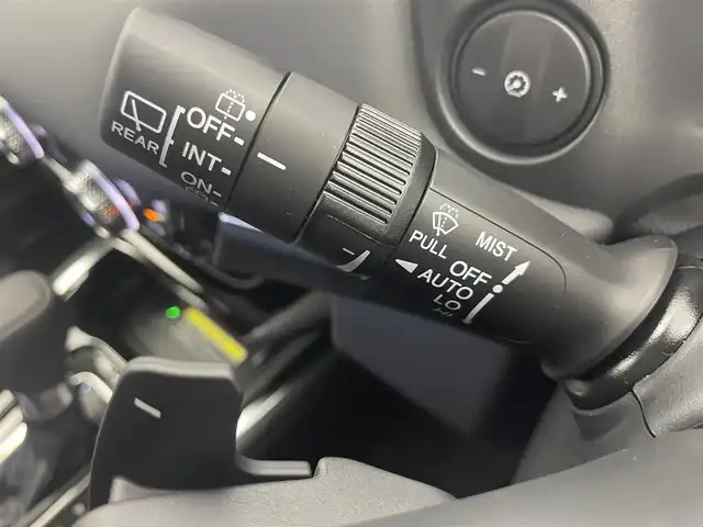 ホンダ ヴェゼル ハイブリッド e:HEV Z 富山県 2025(令7)年 0.1千km プラチナホワイトパール 純正9型ナビ（AM/FM/BT/USB/フルセグ）/バックカメラ/ETC/ハーフレザーシート/シートヒーター/ハンドルヒーター/ブラインドスポットモニター/オートホールド付電子パーキング/衝突被害軽減システム/レーダークルーズコントロール/レーンキープアシスト/コーナーセンサー/横滑り防止装置/アイドリングストップ/純正アルミホイール/オートLEDライト/フォグライト/置くだけ充電/革巻きステアリング/ステアリングスイッチ/スマートキー/スペアキー