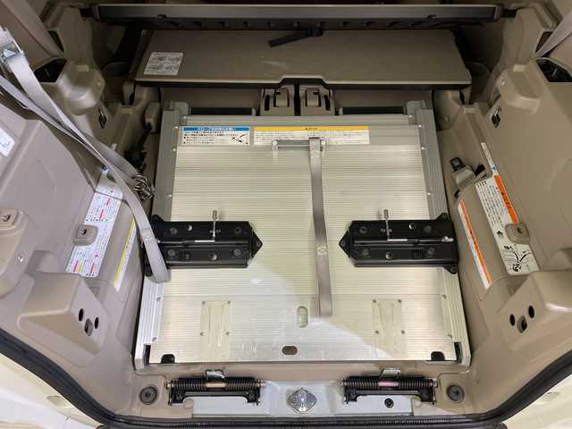 ホンダ Ｎ ＢＯＸ ＋ G Lパッケージ 愛媛県 2017(平29)年 5万km プレミアムホワイトパールⅡ 純正ナビ/ワンセグ／ＣＤ／ＵＳＢ/バックカメラ/ＥＴＣ/片側パワースライドドア/福祉車両/車いす仕様車/スマートキー