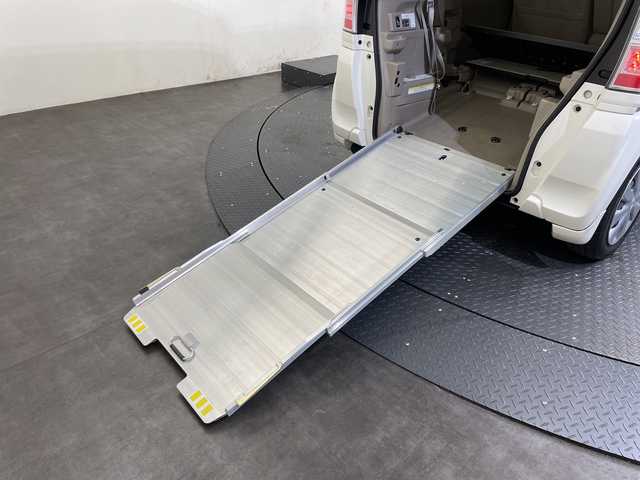 ホンダ Ｎ ＢＯＸ ＋ G Lパッケージ 愛媛県 2017(平29)年 5万km プレミアムホワイトパールⅡ 純正ナビ/ワンセグ／ＣＤ／ＵＳＢ/バックカメラ/ＥＴＣ/片側パワースライドドア/福祉車両/車いす仕様車/スマートキー