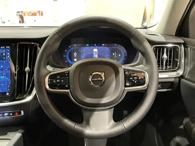 ボルボ ボルボ Ｖ６０ クロスカントリー アルティメット B5 AWD 道央・札幌 2024(令6)年 0.2万km オニキスブラックP メタリックペイント/電動パノラマガラスサンルーフ/Googleナビ/USB/BT/パークアシスト/ワイヤレスチャージング/ヘッドアップディスプレイ/ナッパレザーシート/シートヒーター/シートベンチレーション/ステアリングヒーター/harman/kardonサラウンド/4ゾーンエアコン/パワーテールゲート