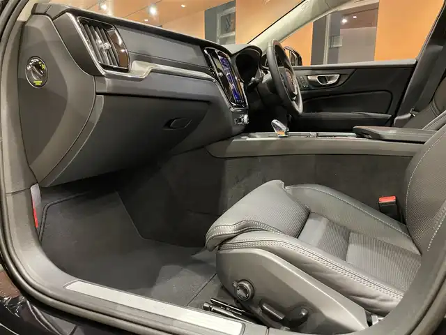 ボルボ ボルボ Ｖ６０ クロスカントリー アルティメット B5 AWD 道央・札幌 2024(令6)年 0.2万km オニキスブラックP メタリックペイント/電動パノラマガラスサンルーフ/Googleナビ/USB/BT/パークアシスト/ワイヤレスチャージング/ヘッドアップディスプレイ/ナッパレザーシート/シートヒーター/シートベンチレーション/ステアリングヒーター/harman/kardonサラウンド/4ゾーンエアコン/パワーテールゲート