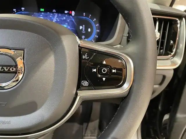 ボルボ ボルボ Ｖ６０ クロスカントリー アルティメット B5 AWD 道央・札幌 2024(令6)年 0.2万km オニキスブラックP メタリックペイント/電動パノラマガラスサンルーフ/Googleナビ/USB/BT/パークアシスト/ワイヤレスチャージング/ヘッドアップディスプレイ/ナッパレザーシート/シートヒーター/シートベンチレーション/ステアリングヒーター/harman/kardonサラウンド/4ゾーンエアコン/パワーテールゲート