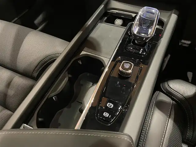ボルボ ボルボ Ｖ６０ クロスカントリー アルティメット B5 AWD 道央・札幌 2024(令6)年 0.2万km オニキスブラックP メタリックペイント/電動パノラマガラスサンルーフ/Googleナビ/USB/BT/パークアシスト/ワイヤレスチャージング/ヘッドアップディスプレイ/ナッパレザーシート/シートヒーター/シートベンチレーション/ステアリングヒーター/harman/kardonサラウンド/4ゾーンエアコン/パワーテールゲート
