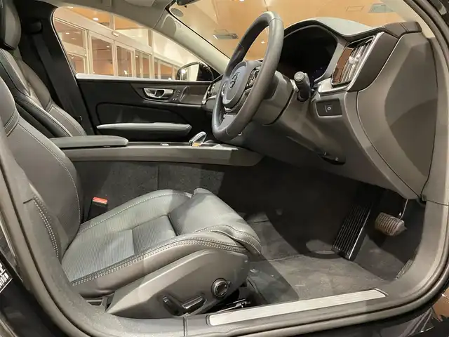 ボルボ ボルボ Ｖ６０ クロスカントリー アルティメット B5 AWD 道央・札幌 2024(令6)年 0.2万km オニキスブラックP メタリックペイント/電動パノラマガラスサンルーフ/Googleナビ/USB/BT/パークアシスト/ワイヤレスチャージング/ヘッドアップディスプレイ/ナッパレザーシート/シートヒーター/シートベンチレーション/ステアリングヒーター/harman/kardonサラウンド/4ゾーンエアコン/パワーテールゲート