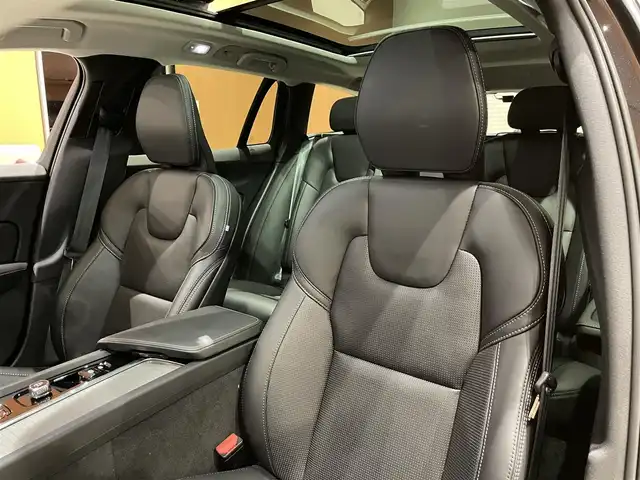 ボルボ ボルボ Ｖ６０ クロスカントリー アルティメット B5 AWD 道央・札幌 2024(令6)年 0.2万km オニキスブラックP メタリックペイント/電動パノラマガラスサンルーフ/Googleナビ/USB/BT/パークアシスト/ワイヤレスチャージング/ヘッドアップディスプレイ/ナッパレザーシート/シートヒーター/シートベンチレーション/ステアリングヒーター/harman/kardonサラウンド/4ゾーンエアコン/パワーテールゲート