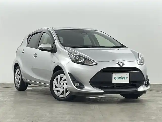 トヨタ アクア 福島県 2018(平30)年 2.1万km シルバーM ワンオーナー　/トヨタセーフティーセンス　/・PCS/・車線逸脱警報/・オートハイビーム/純正メモリナビゲーション　/ＥＴＣ　/バックカメラ　/革巻きステアリング　/・チルトステアリング　/プッシュスタート　/・スマートキー　/・スペアキー　/ＬＥＤライト　/・オートライト/・フォグライト/取扱説明書/・保証書/純正フロアマット/・ドアバイザー