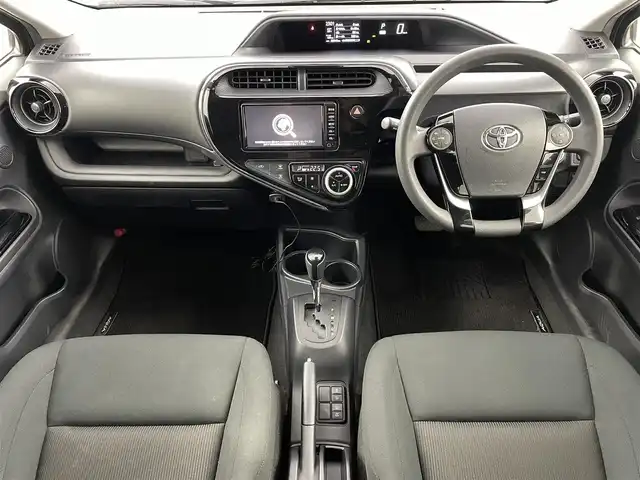 トヨタ アクア 福島県 2018(平30)年 2.1万km シルバーM ワンオーナー　/トヨタセーフティーセンス　/・PCS/・車線逸脱警報/・オートハイビーム/純正メモリナビゲーション　/ＥＴＣ　/バックカメラ　/革巻きステアリング　/・チルトステアリング　/プッシュスタート　/・スマートキー　/・スペアキー　/ＬＥＤライト　/・オートライト/・フォグライト/取扱説明書/・保証書/純正フロアマット/・ドアバイザー