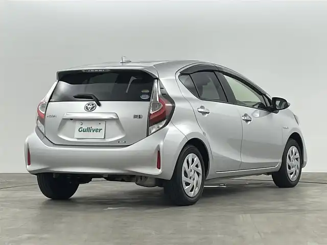 トヨタ アクア 福島県 2018(平30)年 2.1万km シルバーM ワンオーナー　/トヨタセーフティーセンス　/・PCS/・車線逸脱警報/・オートハイビーム/純正メモリナビゲーション　/ＥＴＣ　/バックカメラ　/革巻きステアリング　/・チルトステアリング　/プッシュスタート　/・スマートキー　/・スペアキー　/ＬＥＤライト　/・オートライト/・フォグライト/取扱説明書/・保証書/純正フロアマット/・ドアバイザー