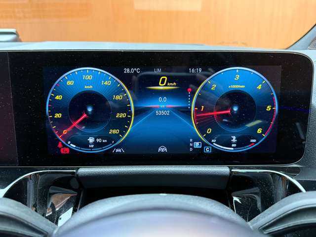 メルセデス・ベンツ ＧＬＡ２００ｄ 4マチック AMGライン 千葉県 2020(令2)年 5.4万km デジタルホワイト ＡＭＧレザーエクスクルーシブＰＫＧ　/アドバンスドＰＫＧ　/パノラマＳＲ　/赤黒レザーシート　/ＡＣＣ　/ナビ　/ＴＶ　/３６０°ＨＵＤ　/アンビエントライト　/シートＨ　/電動リアゲート　/レーダーセーフティＰＫＧ