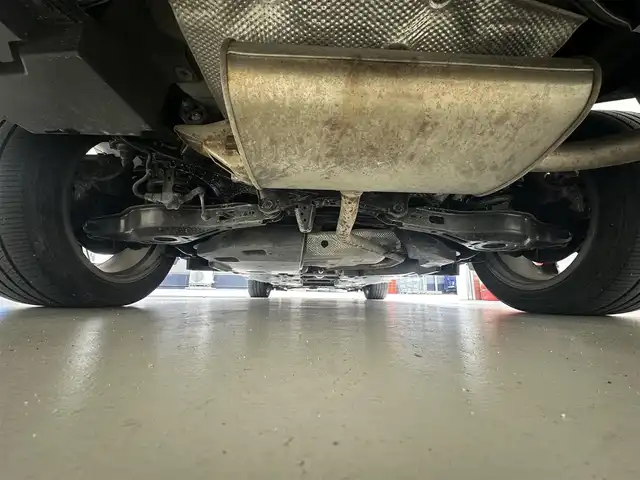 トヨタ Ｃ－ＨＲ G 滋賀県 2017(平29)年 7.4万km ホワイトパールクリスタルシャイン 純正7インチナビ/【Bluetooth/CD/DVD/フルセグTV】/バックカメラ/レーダークルーズコントロール/プリクラッシュセーフティ/レーンディパーチャーアラート/ブラインドスポットモニター/LEDヘッドライト/オートマチックハイビーム/クリアランスソナー/ビルトインETC/前方ドライブレコーダー/電動パーキングブレーキ/オートブレーキホールド/ハーフレザーシート/D/Nシートヒーター/純正フロアマット/ドアバイザー/プッシュスタート/スマートキー/ステアリングリモコン