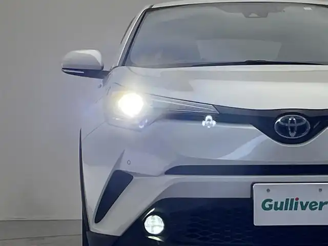 トヨタ Ｃ－ＨＲ G 滋賀県 2017(平29)年 7.4万km ホワイトパールクリスタルシャイン 純正7インチナビ/【Bluetooth/CD/DVD/フルセグTV】/バックカメラ/レーダークルーズコントロール/プリクラッシュセーフティ/レーンディパーチャーアラート/ブラインドスポットモニター/LEDヘッドライト/オートマチックハイビーム/クリアランスソナー/ビルトインETC/前方ドライブレコーダー/電動パーキングブレーキ/オートブレーキホールド/ハーフレザーシート/D/Nシートヒーター/純正フロアマット/ドアバイザー/プッシュスタート/スマートキー/ステアリングリモコン