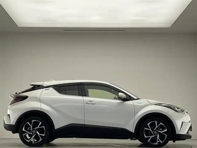トヨタ Ｃ－ＨＲ G 滋賀県 2017(平29)年 7.4万km ホワイトパールクリスタルシャイン 純正7インチナビ/【Bluetooth/CD/DVD/フルセグTV】/バックカメラ/レーダークルーズコントロール/プリクラッシュセーフティ/レーンディパーチャーアラート/ブラインドスポットモニター/LEDヘッドライト/オートマチックハイビーム/クリアランスソナー/ビルトインETC/前方ドライブレコーダー/電動パーキングブレーキ/オートブレーキホールド/ハーフレザーシート/D/Nシートヒーター/純正フロアマット/ドアバイザー/プッシュスタート/スマートキー/ステアリングリモコン