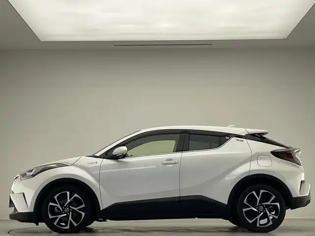 トヨタ Ｃ－ＨＲ G 滋賀県 2017(平29)年 7.4万km ホワイトパールクリスタルシャイン 純正7インチナビ/【Bluetooth/CD/DVD/フルセグTV】/バックカメラ/レーダークルーズコントロール/プリクラッシュセーフティ/レーンディパーチャーアラート/ブラインドスポットモニター/LEDヘッドライト/オートマチックハイビーム/クリアランスソナー/ビルトインETC/前方ドライブレコーダー/電動パーキングブレーキ/オートブレーキホールド/ハーフレザーシート/D/Nシートヒーター/純正フロアマット/ドアバイザー/プッシュスタート/スマートキー/ステアリングリモコン