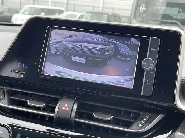 トヨタ Ｃ－ＨＲ G 滋賀県 2017(平29)年 7.4万km ホワイトパールクリスタルシャイン 純正7インチナビ/【Bluetooth/CD/DVD/フルセグTV】/バックカメラ/レーダークルーズコントロール/プリクラッシュセーフティ/レーンディパーチャーアラート/ブラインドスポットモニター/LEDヘッドライト/オートマチックハイビーム/クリアランスソナー/ビルトインETC/前方ドライブレコーダー/電動パーキングブレーキ/オートブレーキホールド/ハーフレザーシート/D/Nシートヒーター/純正フロアマット/ドアバイザー/プッシュスタート/スマートキー/ステアリングリモコン