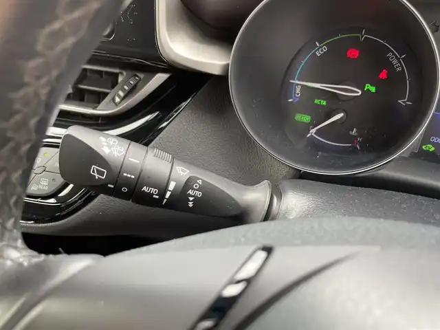 トヨタ Ｃ－ＨＲ G 滋賀県 2017(平29)年 7.4万km ホワイトパールクリスタルシャイン 純正7インチナビ/【Bluetooth/CD/DVD/フルセグTV】/バックカメラ/レーダークルーズコントロール/プリクラッシュセーフティ/レーンディパーチャーアラート/ブラインドスポットモニター/LEDヘッドライト/オートマチックハイビーム/クリアランスソナー/ビルトインETC/前方ドライブレコーダー/電動パーキングブレーキ/オートブレーキホールド/ハーフレザーシート/D/Nシートヒーター/純正フロアマット/ドアバイザー/プッシュスタート/スマートキー/ステアリングリモコン