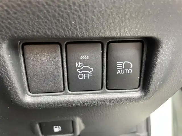 トヨタ Ｃ－ＨＲ G 滋賀県 2017(平29)年 7.4万km ホワイトパールクリスタルシャイン 純正7インチナビ/【Bluetooth/CD/DVD/フルセグTV】/バックカメラ/レーダークルーズコントロール/プリクラッシュセーフティ/レーンディパーチャーアラート/ブラインドスポットモニター/LEDヘッドライト/オートマチックハイビーム/クリアランスソナー/ビルトインETC/前方ドライブレコーダー/電動パーキングブレーキ/オートブレーキホールド/ハーフレザーシート/D/Nシートヒーター/純正フロアマット/ドアバイザー/プッシュスタート/スマートキー/ステアリングリモコン