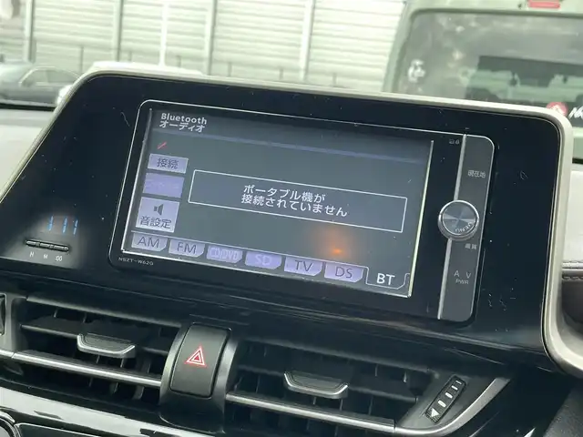 トヨタ Ｃ－ＨＲ G 滋賀県 2017(平29)年 7.4万km ホワイトパールクリスタルシャイン 純正7インチナビ/【Bluetooth/CD/DVD/フルセグTV】/バックカメラ/レーダークルーズコントロール/プリクラッシュセーフティ/レーンディパーチャーアラート/ブラインドスポットモニター/LEDヘッドライト/オートマチックハイビーム/クリアランスソナー/ビルトインETC/前方ドライブレコーダー/電動パーキングブレーキ/オートブレーキホールド/ハーフレザーシート/D/Nシートヒーター/純正フロアマット/ドアバイザー/プッシュスタート/スマートキー/ステアリングリモコン