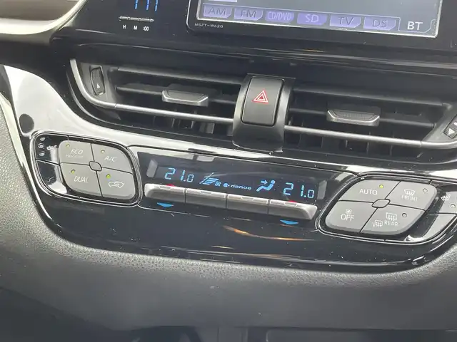 トヨタ Ｃ－ＨＲ G 滋賀県 2017(平29)年 7.4万km ホワイトパールクリスタルシャイン 純正7インチナビ/【Bluetooth/CD/DVD/フルセグTV】/バックカメラ/レーダークルーズコントロール/プリクラッシュセーフティ/レーンディパーチャーアラート/ブラインドスポットモニター/LEDヘッドライト/オートマチックハイビーム/クリアランスソナー/ビルトインETC/前方ドライブレコーダー/電動パーキングブレーキ/オートブレーキホールド/ハーフレザーシート/D/Nシートヒーター/純正フロアマット/ドアバイザー/プッシュスタート/スマートキー/ステアリングリモコン