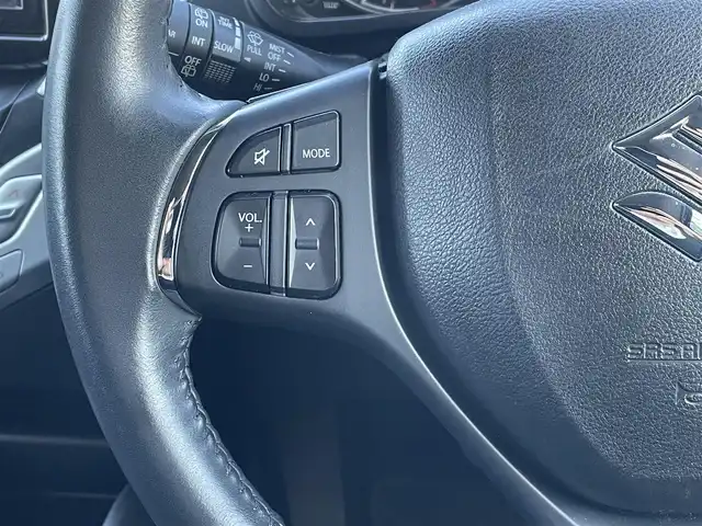 スズキ バレーノ XS 群馬県 2019(平31)年 6.8万km ミッドナイトブラックP Pioneerディスプレイオーディオ/（FM/AM/Bluetooth/CD/DVD/USB//Apple CarPlay/ Android Auto）/レーダーブレーキサポートII/アダプティブクルーズコントロール/Wエアバッグ/プッシュスタート/スマートキー/AAC/D+N席シートヒーター/ステアリングスイッチ/革巻きステアリング/インターバルタイマー調整式間欠ワイパー/電格ウインカーミラー/ヘッドライトレベライザー/オートライト/フォグランプ/HIDヘッドライト/ドアバイザー/純正16インチアルミホイール/純正フロアマット/前方ドラレコ/純正ETC/フットイルミネーション/社外スタッドレスタイヤ付きホイール4本車載/取扱説明書/スペアキー×1