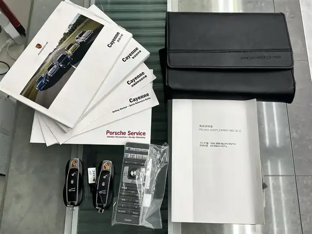 ポルシェ カイエン 千葉県 2011(平23)年 7.2万km 白 ワンオーナー/正規ディーラー点検記録簿8枚/クラリオン製ナビ/フルセグTV/Bluetoothオーディオ/バックカメラ/ETC/フロントドライブレコーダー/前席シートヒーター/クルーズコントロール/アイドリングストップ/電動パーキングブレーキ/AW付スタッドレス有/スペアキー有/保証書/取扱説明書/ナビ取扱説明書