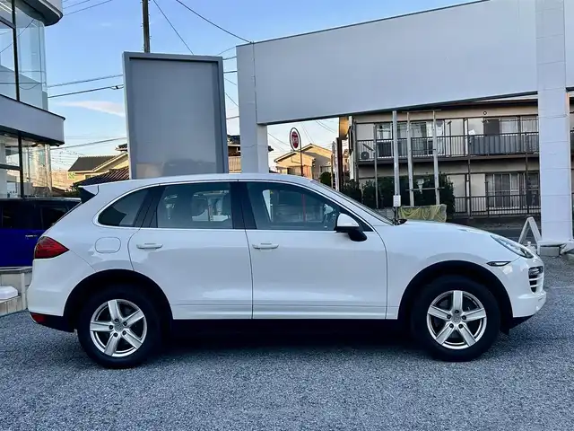 ポルシェ カイエン 千葉県 2011(平23)年 7.2万km 白 ワンオーナー/正規ディーラー点検記録簿8枚/クラリオン製ナビ/フルセグTV/Bluetoothオーディオ/バックカメラ/ETC/フロントドライブレコーダー/前席シートヒーター/クルーズコントロール/アイドリングストップ/電動パーキングブレーキ/AW付スタッドレス有/スペアキー有/保証書/取扱説明書/ナビ取扱説明書