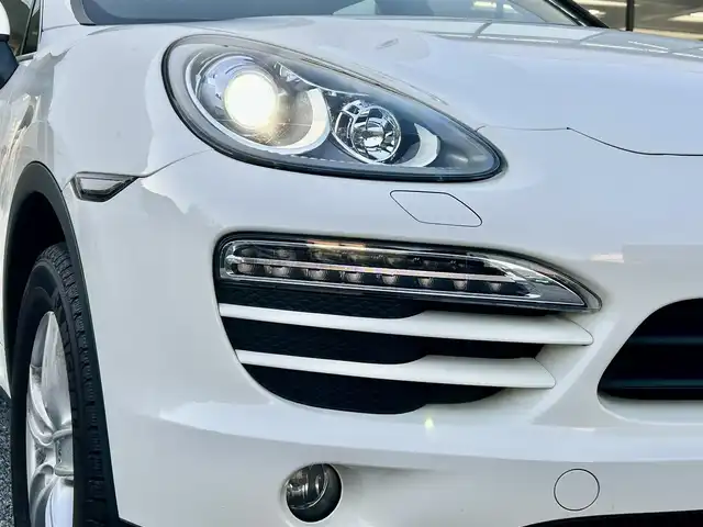 ポルシェ カイエン 千葉県 2011(平23)年 7.2万km 白 ワンオーナー/正規ディーラー点検記録簿8枚/クラリオン製ナビ/フルセグTV/Bluetoothオーディオ/バックカメラ/ETC/フロントドライブレコーダー/前席シートヒーター/クルーズコントロール/アイドリングストップ/電動パーキングブレーキ/AW付スタッドレス有/スペアキー有/保証書/取扱説明書/ナビ取扱説明書