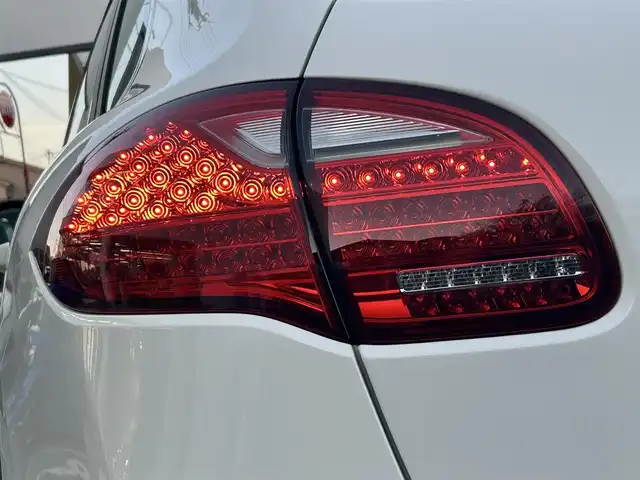 ポルシェ カイエン 千葉県 2011(平23)年 7.2万km 白 ワンオーナー/正規ディーラー点検記録簿8枚/クラリオン製ナビ/フルセグTV/Bluetoothオーディオ/バックカメラ/ETC/フロントドライブレコーダー/前席シートヒーター/クルーズコントロール/アイドリングストップ/電動パーキングブレーキ/AW付スタッドレス有/スペアキー有/保証書/取扱説明書/ナビ取扱説明書