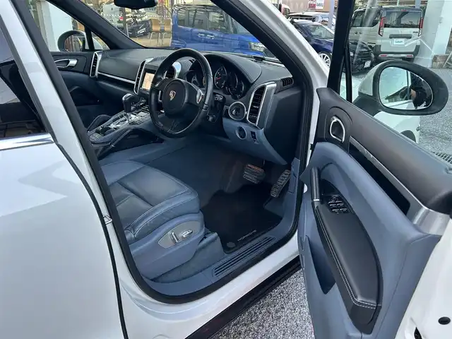 ポルシェ カイエン 千葉県 2011(平23)年 7.2万km 白 ワンオーナー/正規ディーラー点検記録簿8枚/クラリオン製ナビ/フルセグTV/Bluetoothオーディオ/バックカメラ/ETC/フロントドライブレコーダー/前席シートヒーター/クルーズコントロール/アイドリングストップ/電動パーキングブレーキ/AW付スタッドレス有/スペアキー有/保証書/取扱説明書/ナビ取扱説明書