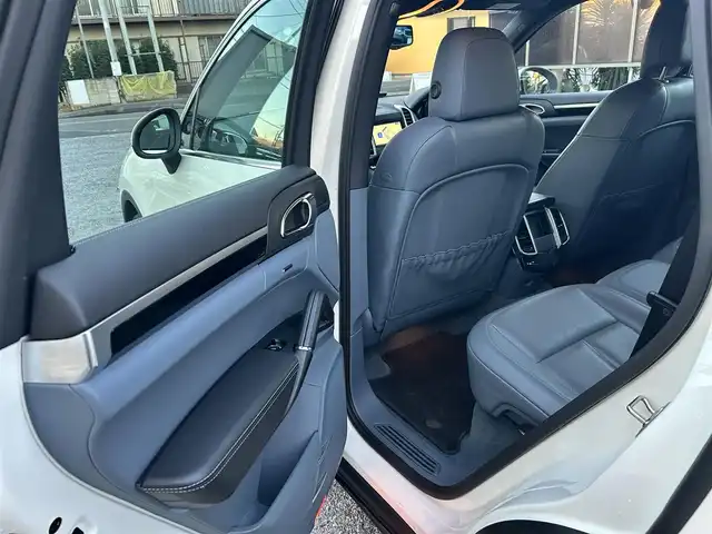 ポルシェ カイエン 千葉県 2011(平23)年 7.2万km 白 ワンオーナー/正規ディーラー点検記録簿8枚/クラリオン製ナビ/フルセグTV/Bluetoothオーディオ/バックカメラ/ETC/フロントドライブレコーダー/前席シートヒーター/クルーズコントロール/アイドリングストップ/電動パーキングブレーキ/AW付スタッドレス有/スペアキー有/保証書/取扱説明書/ナビ取扱説明書