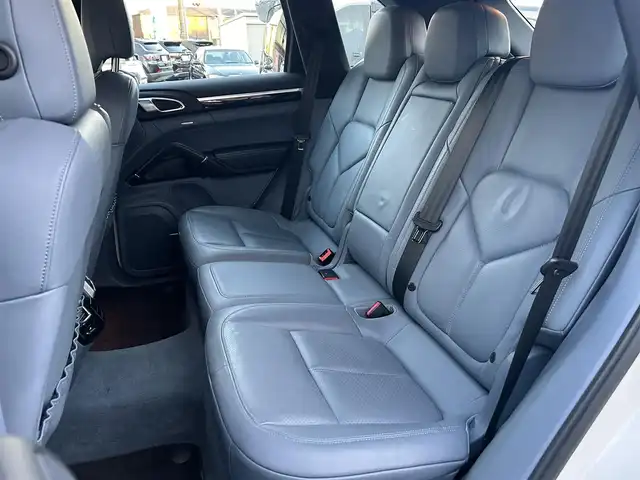 ポルシェ カイエン 千葉県 2011(平23)年 7.2万km 白 ワンオーナー/正規ディーラー点検記録簿8枚/クラリオン製ナビ/フルセグTV/Bluetoothオーディオ/バックカメラ/ETC/フロントドライブレコーダー/前席シートヒーター/クルーズコントロール/アイドリングストップ/電動パーキングブレーキ/AW付スタッドレス有/スペアキー有/保証書/取扱説明書/ナビ取扱説明書