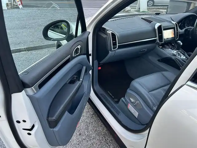 ポルシェ カイエン 千葉県 2011(平23)年 7.2万km 白 ワンオーナー/正規ディーラー点検記録簿8枚/クラリオン製ナビ/フルセグTV/Bluetoothオーディオ/バックカメラ/ETC/フロントドライブレコーダー/前席シートヒーター/クルーズコントロール/アイドリングストップ/電動パーキングブレーキ/AW付スタッドレス有/スペアキー有/保証書/取扱説明書/ナビ取扱説明書