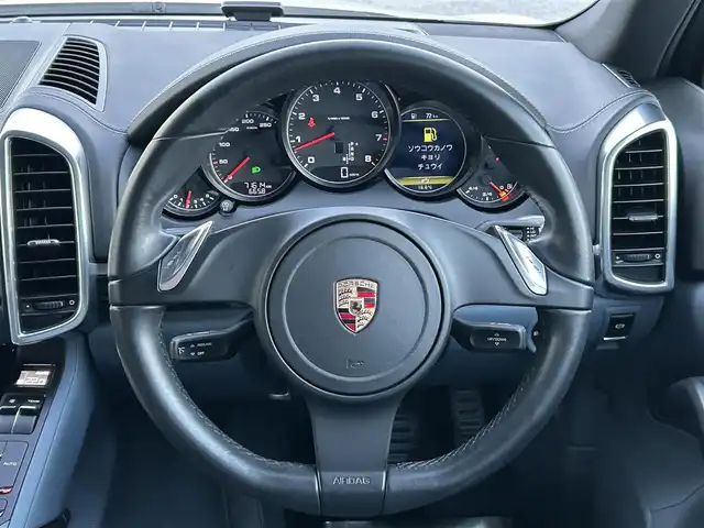 ポルシェ カイエン 千葉県 2011(平23)年 7.2万km 白 ワンオーナー/正規ディーラー点検記録簿8枚/クラリオン製ナビ/フルセグTV/Bluetoothオーディオ/バックカメラ/ETC/フロントドライブレコーダー/前席シートヒーター/クルーズコントロール/アイドリングストップ/電動パーキングブレーキ/AW付スタッドレス有/スペアキー有/保証書/取扱説明書/ナビ取扱説明書