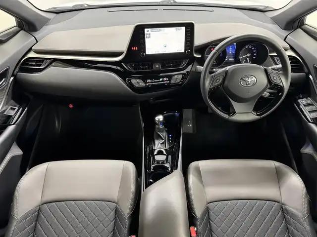 トヨタ Ｃ－ＨＲ G 三重県 2020(令2)年 3万km ホワイトパールクリスタルシャイン ハイブリッド/FF/フロアCVT/純正 8インチディスプレイオーディオ＋ナビ/（AM/FM/USB/Bluetooth/Miracast/CarPlay/AndroidAuto）/【OP】パノラミックビューモニター/ドライブレコーダー 前後/ビルトイン ETC/Toyota Safety Sense/・プリクラッシュセーフティ［PCS］/・レーンディパーチャーアラート［LDA］（ステアリング制御付）/・オートハイビーム［AHB］/・レーダークルーズ（全車速追従機能付）/・ブラインドスポットモニター［BSM］/・インテリジェント クリアランスソナー/・リヤクロストラフィックオートブレーキ［パーキングサポートブレーキ（静止物・後方接近車両）］/装備/・【OP】寒冷地仕様/　・ウインドシールドデアイサー、リヤフォグランプ、PTCヒーター、ヒーターリヤダクトなど/・ハーフレザーシート/・シートヒーター（D/N）/・左右独立オートエアコン/・オートライト/・LEDヘッドライト/・LEDフロント&リヤフォグランプ/・雨滴感応式フロントワイパー/・純正18inAW/・保/取/ナビ取/マルチ取/・予備スマートキーx1/・純正リモコンエンジンスターターx1